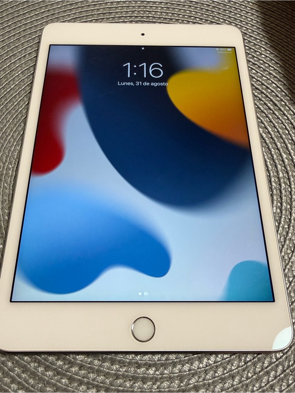 Apple iPad Mini 4 in White and Silver